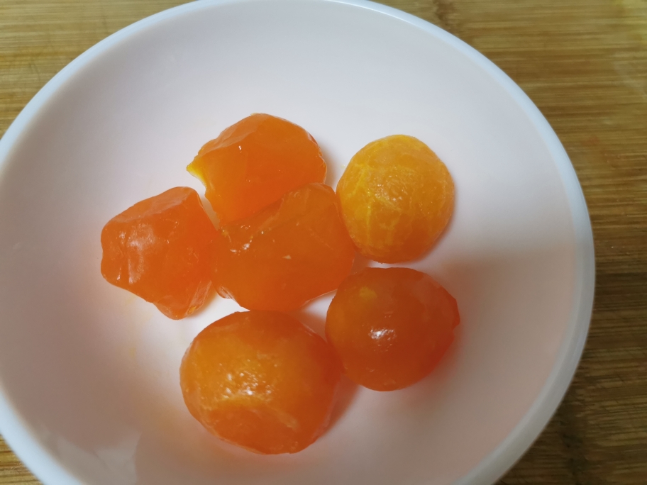 咸蛋黄炒蚕豆-春夏之交的专属味道的做法 步骤2