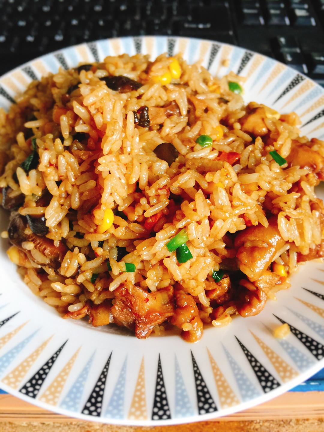 香菇鸡腿肉酱汁炒饭