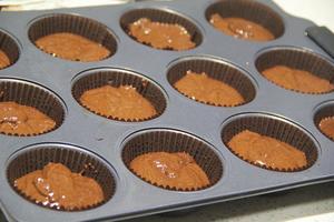 古典巧克力cupcake配马斯卡彭奶油霜的做法 步骤6