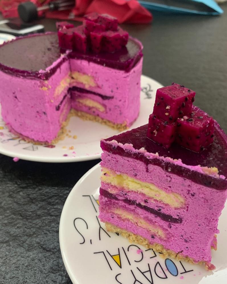 红爪子猫姬做的火龙果慕斯蛋糕