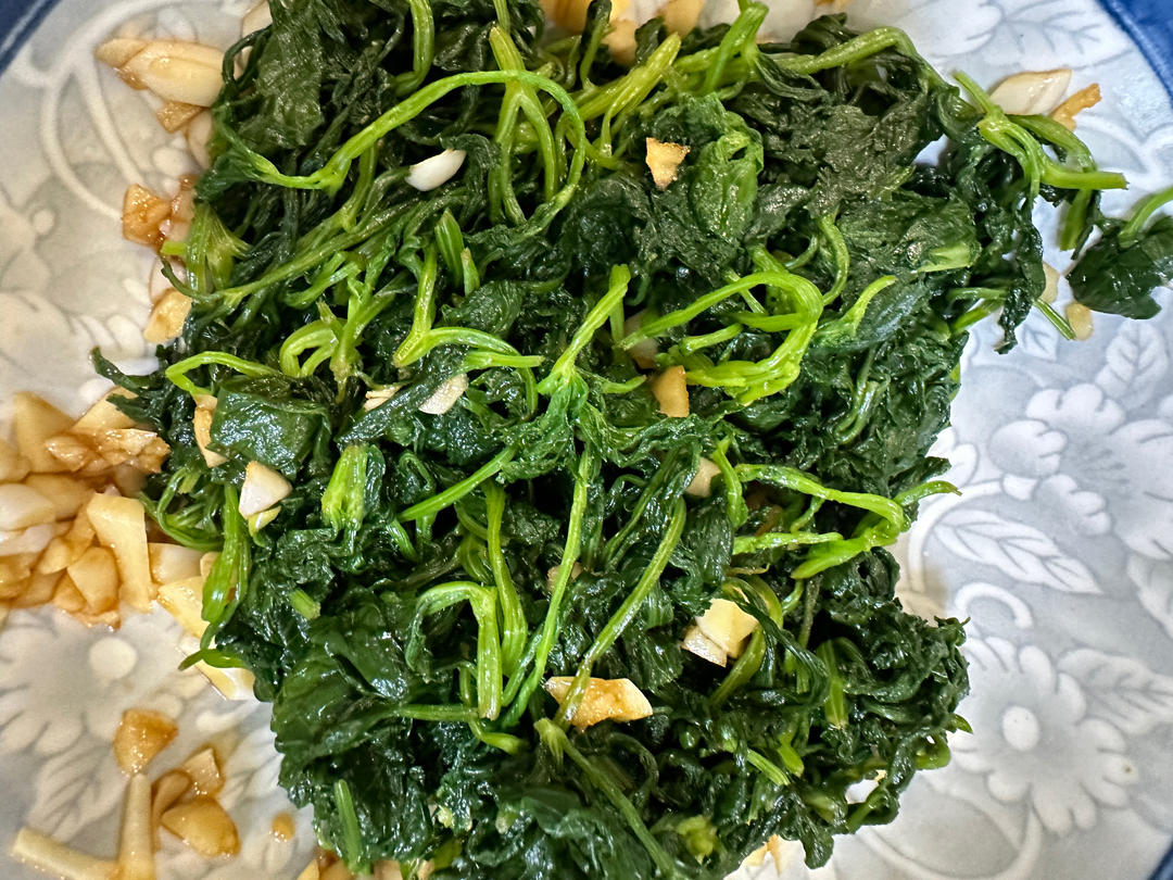 凉拌芹菜叶