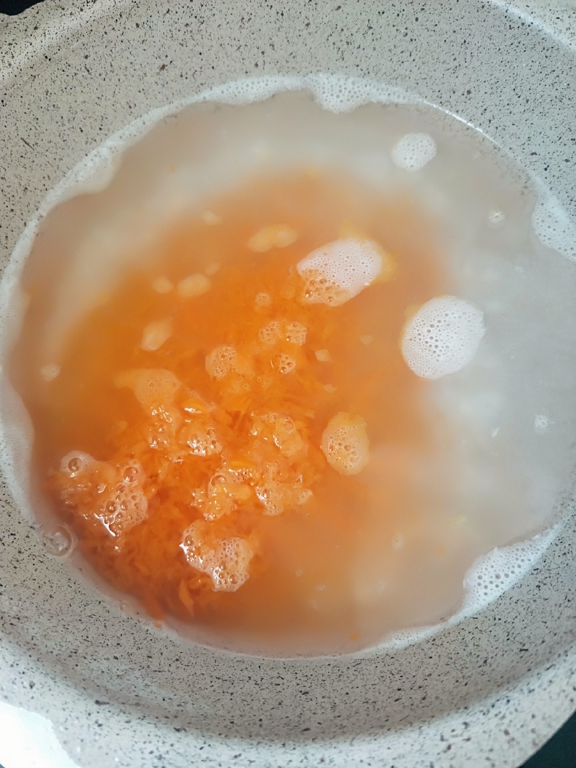 8个月宝宝辅食粥——胡萝卜鳕鱼粥的做法 步骤3