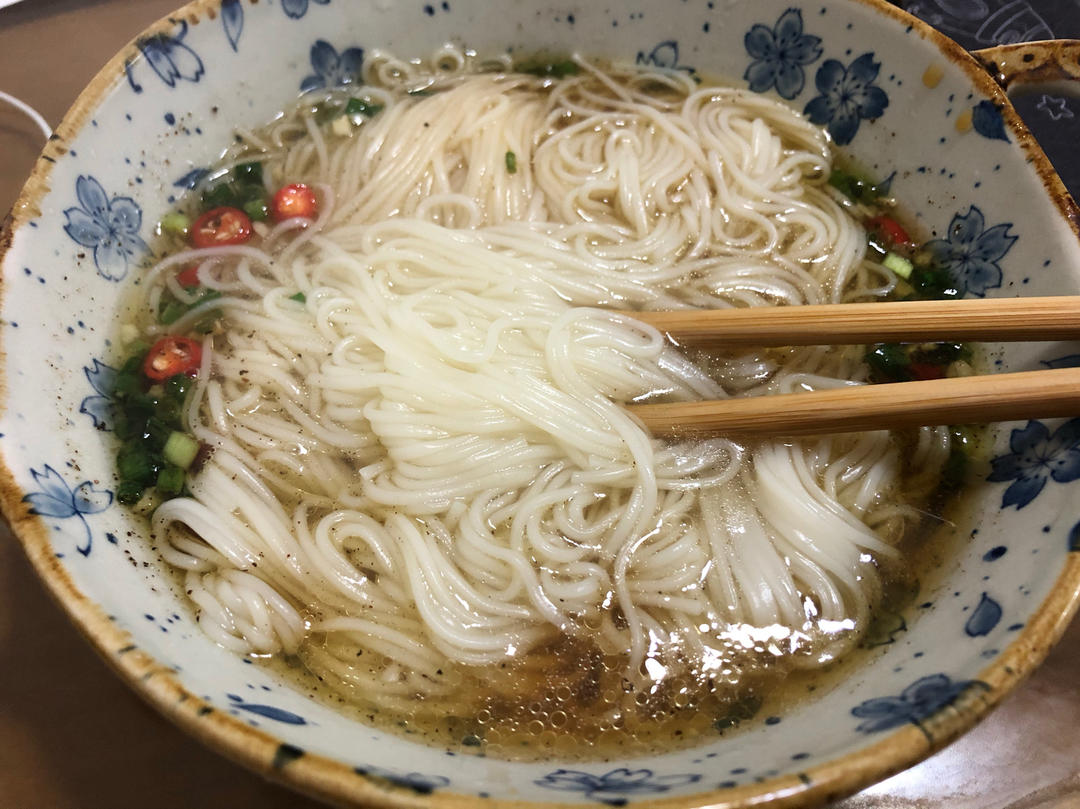 一碗清汤面 🍜 —— 秋日里的治愈系