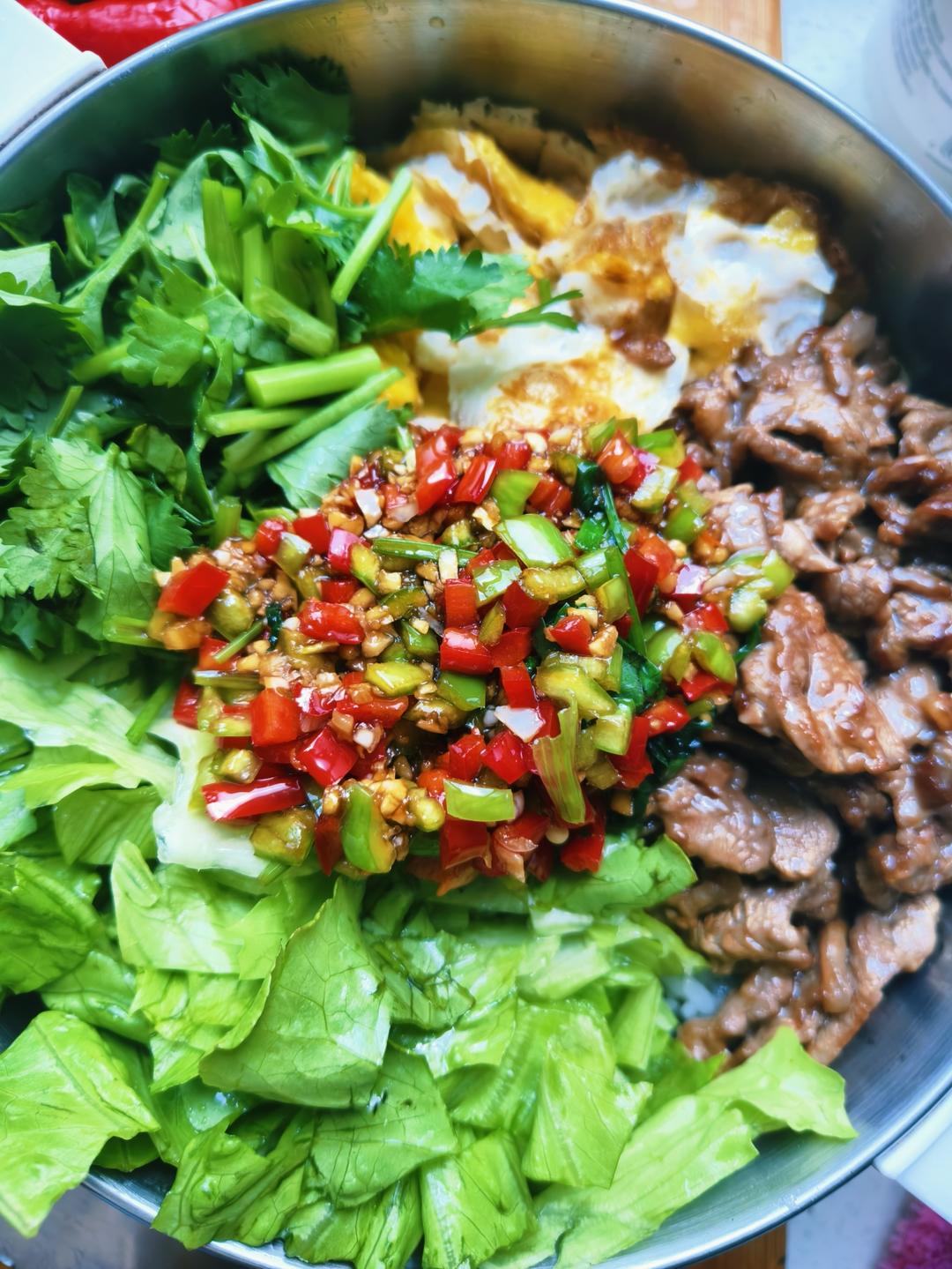 生菜牛肉拌饭