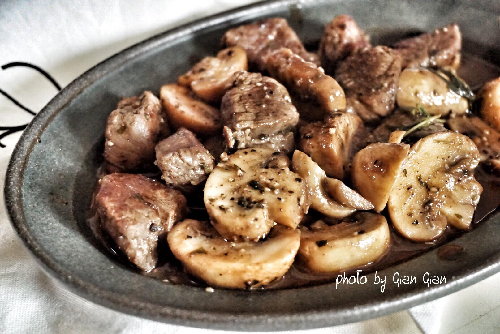简单快手牛排配菜——红酒蘑菇