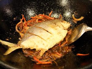 【马来红烧鱼】Ikan Masak Kicap的做法 步骤8