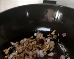 鹅妈妈锅鱿鱼糯米卷的做法 步骤3