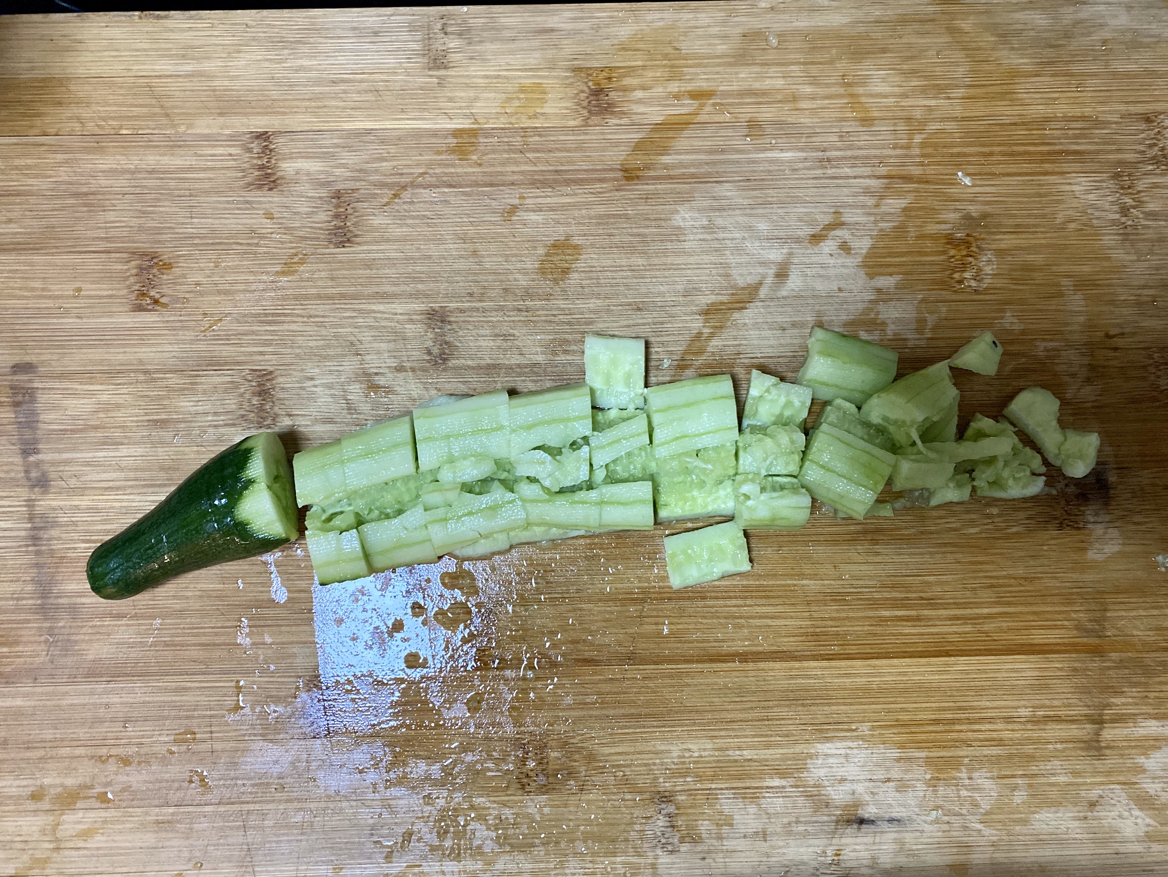 酸甜可口的拍黄瓜的做法 步骤1