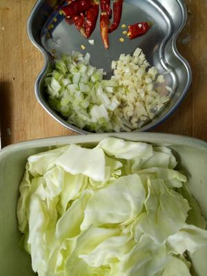 低油低盐的酱爆洋白菜的做法 步骤1