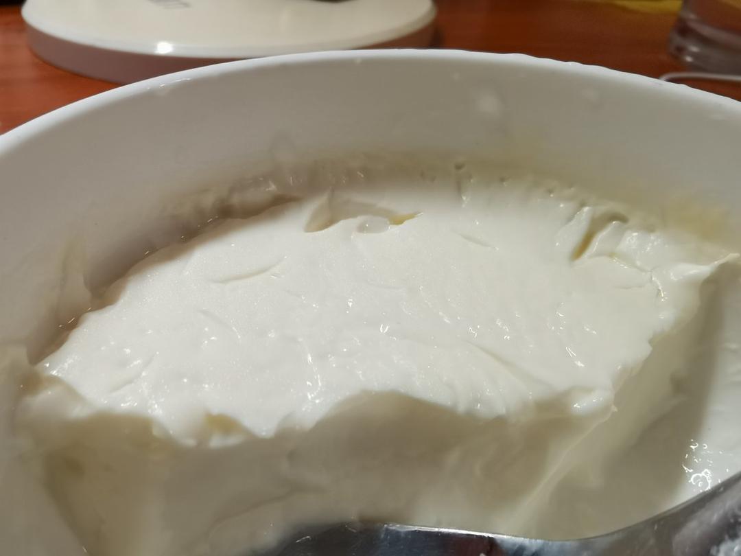 双皮奶（科学方子：淡奶油兑牛奶以假乱真乳脂达到8%的水牛奶，在家轻松做出正宗顺德味儿）