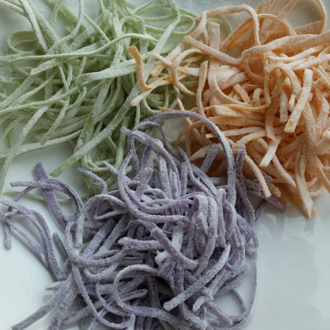 自制纯天然蔬菜汁彩色面条