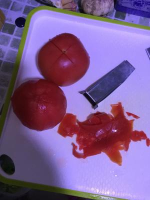 10秒去西红柿皮（不用水焯）的做法 步骤1