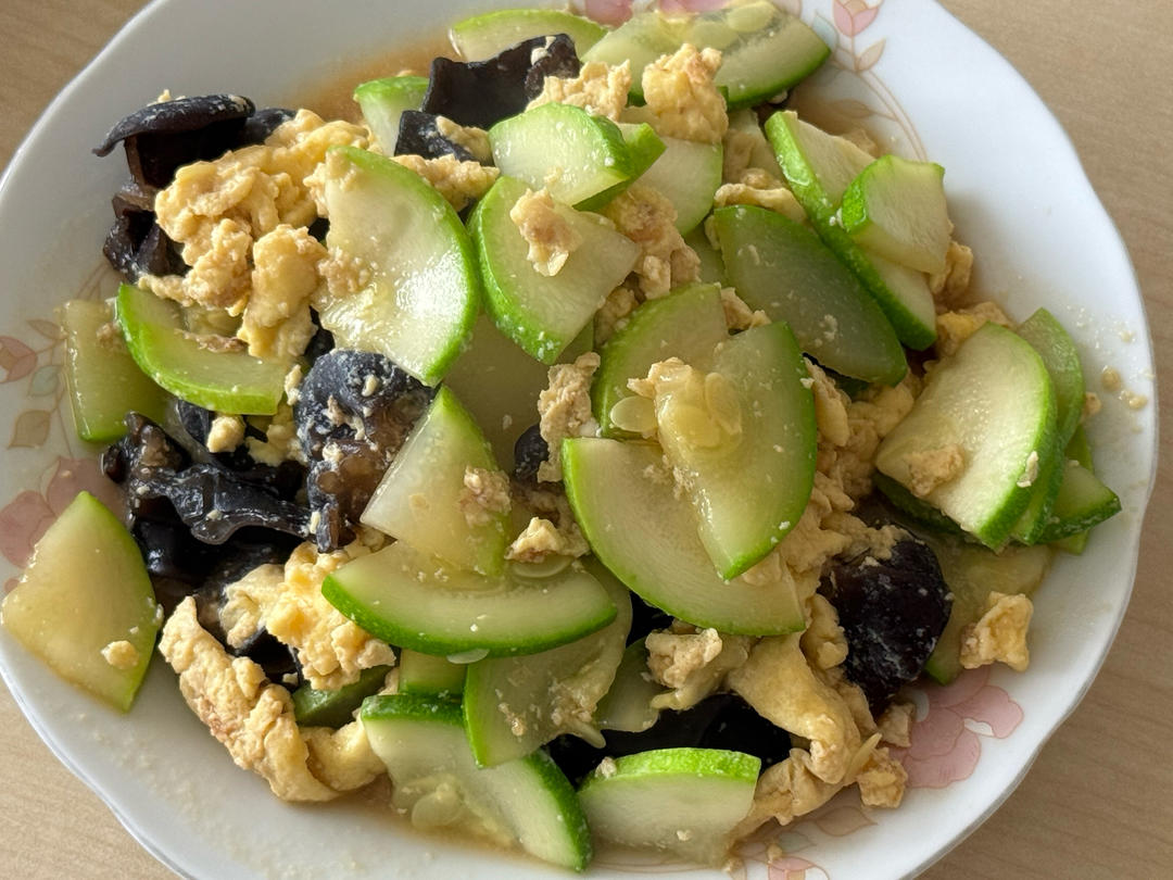 办公室鸡蛋木耳炒西葫芦