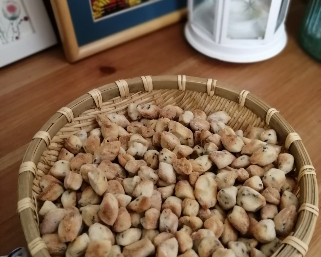 陕西小吃——松仁黑芝麻棋子豆的做法