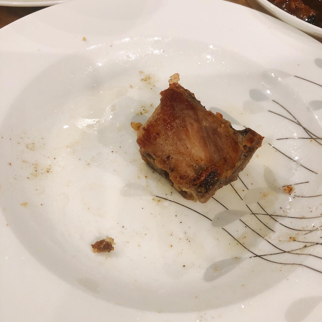 我家排骨从不红烧，加一些大蒜，出锅香喷喷，孩子吃完舔手指