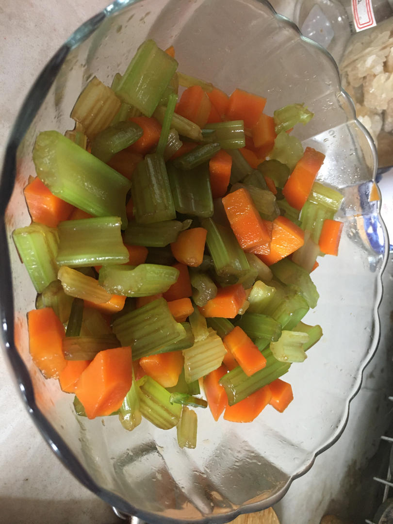 🥕胡萝卜芹菜拌花生米