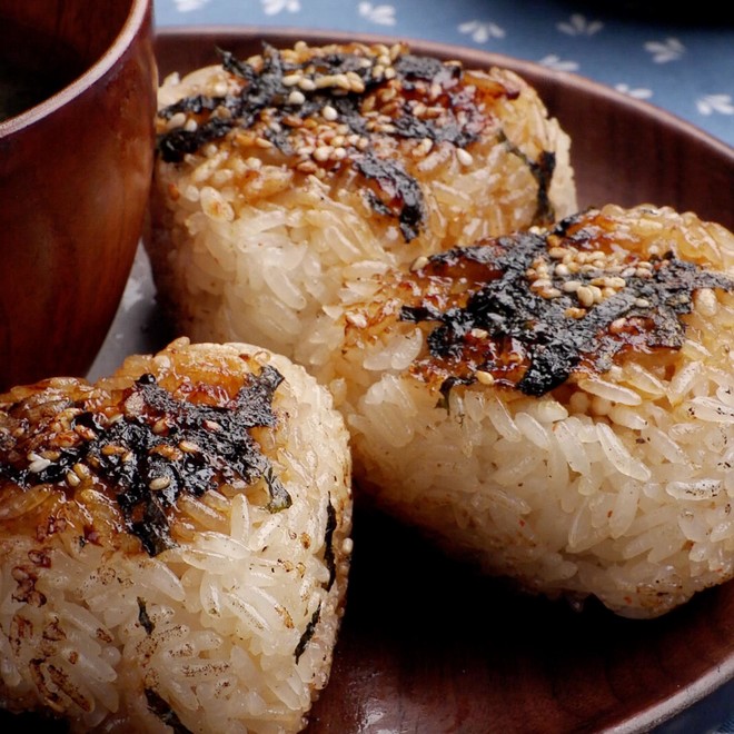 日式酱油烤饭团的做法视频 做法步骤 下厨房 日式酱油烤饭团的做法视频 做法步骤 下厨房
