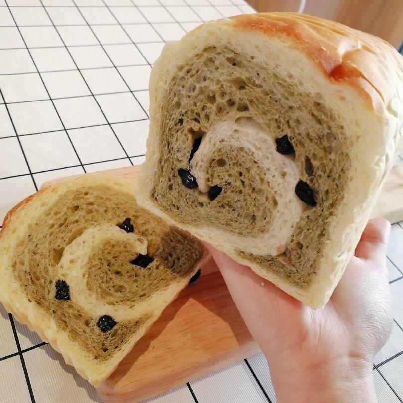 清香柔软的抹茶红豆吐司