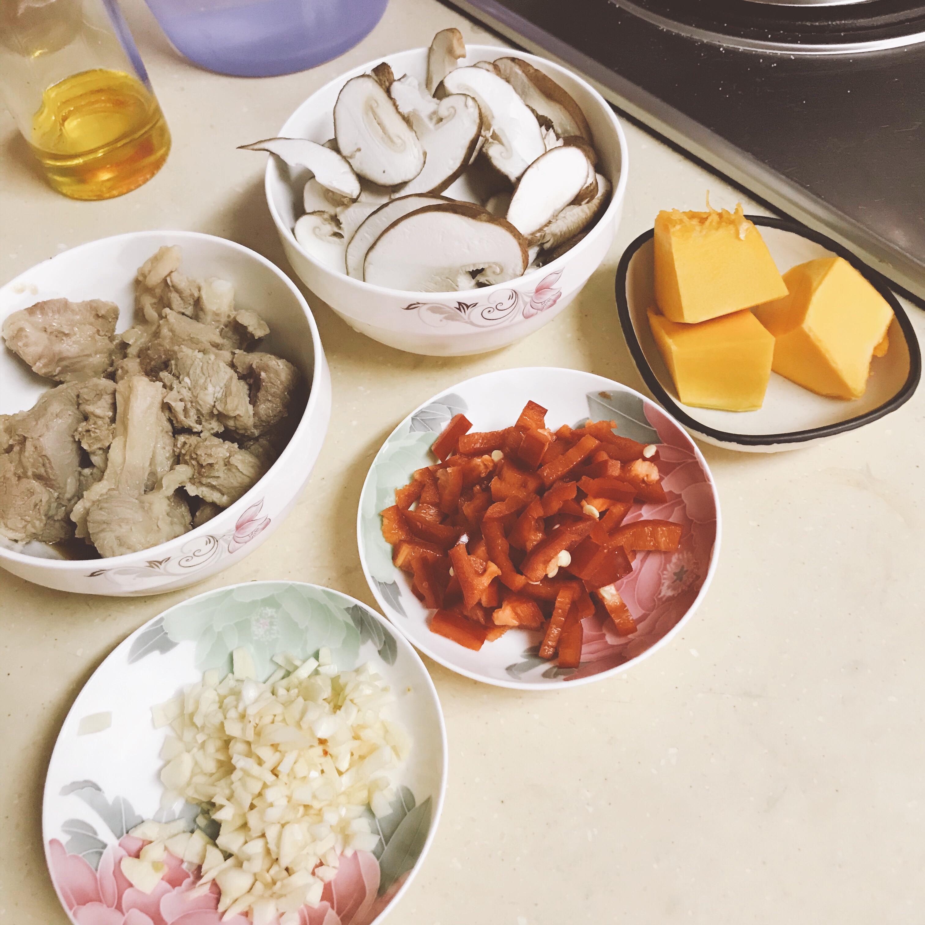 香菇南瓜红椒排骨焖饭的做法 步骤2