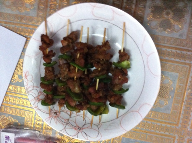 生烤羊肉串