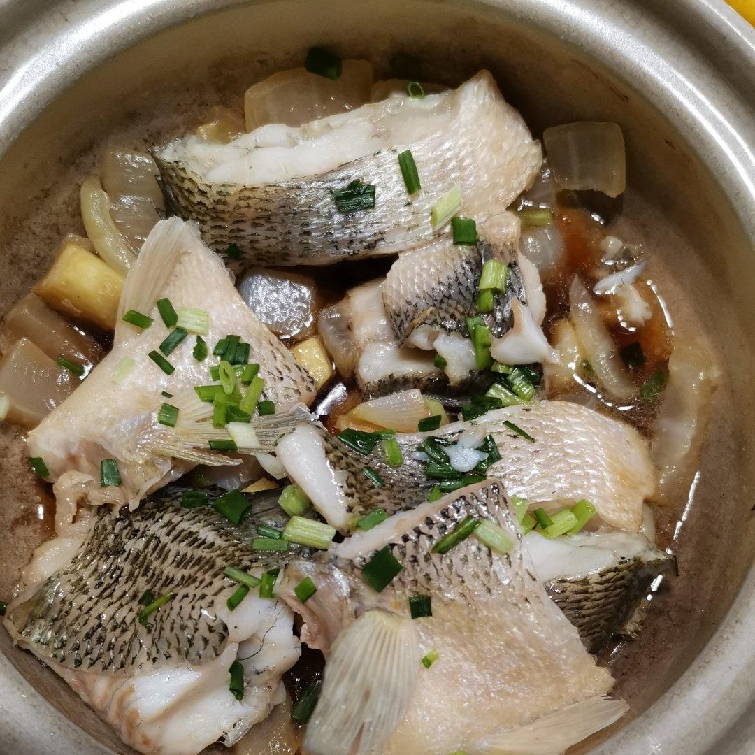家常菜🐟砂锅焗鲈鱼，鲜美滑嫩。
