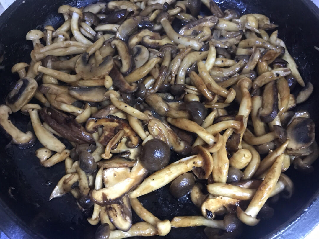 三文鱼菌菇焖饭【8月北鼎珐琅铸铁锅食谱】