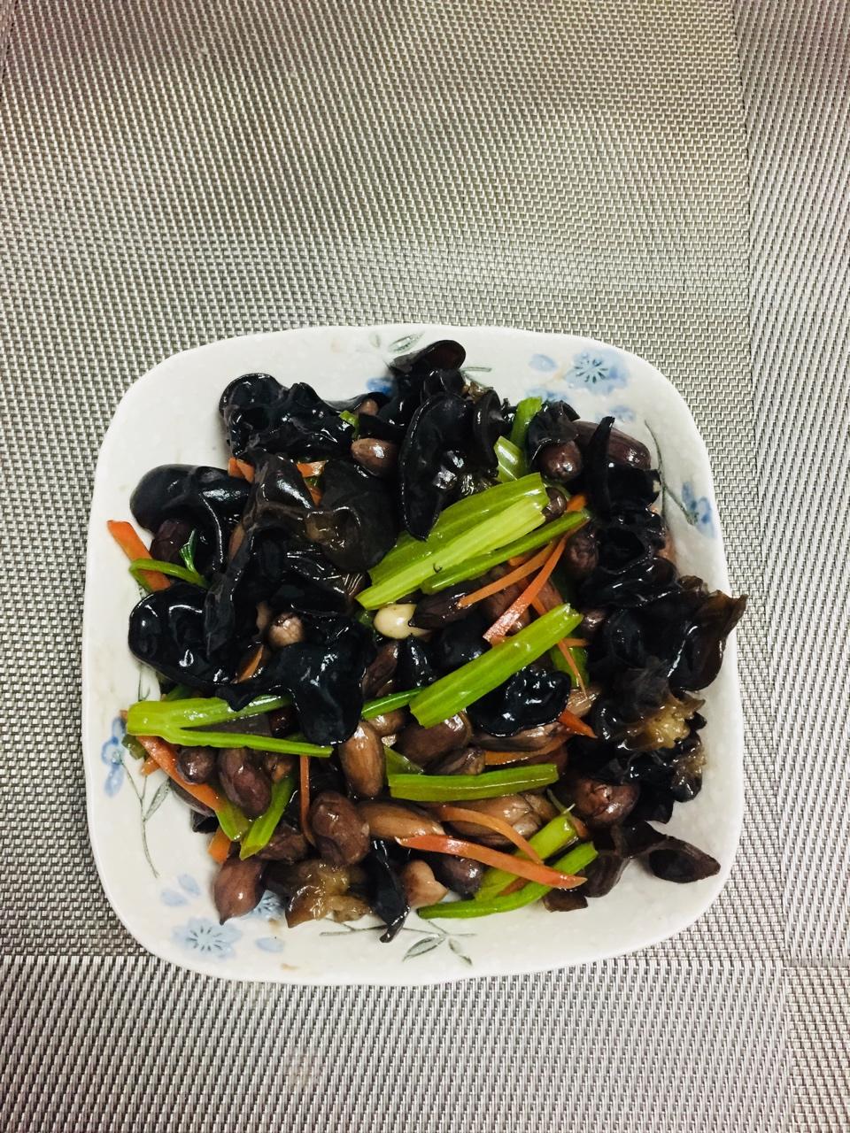 凉拌芹菜花生米胡萝卜