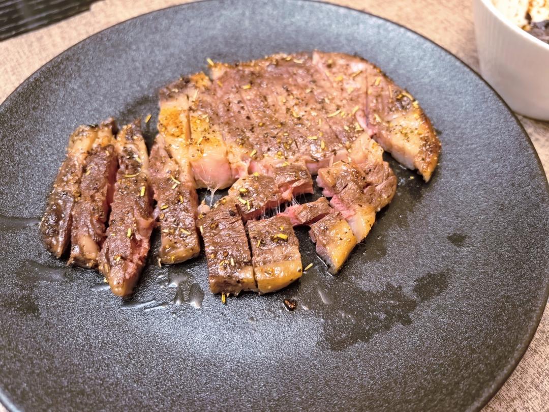 柔嫩多汁，烤箱烤出来的嫩烤牛排