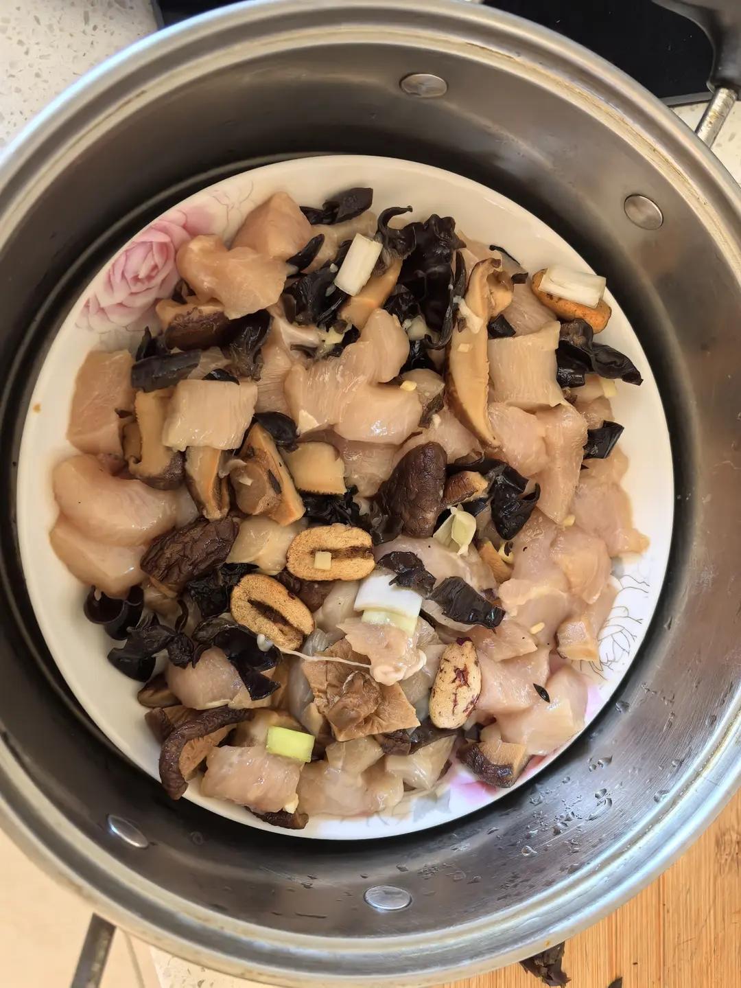 广东传统家常菜:香菇蒸鸡