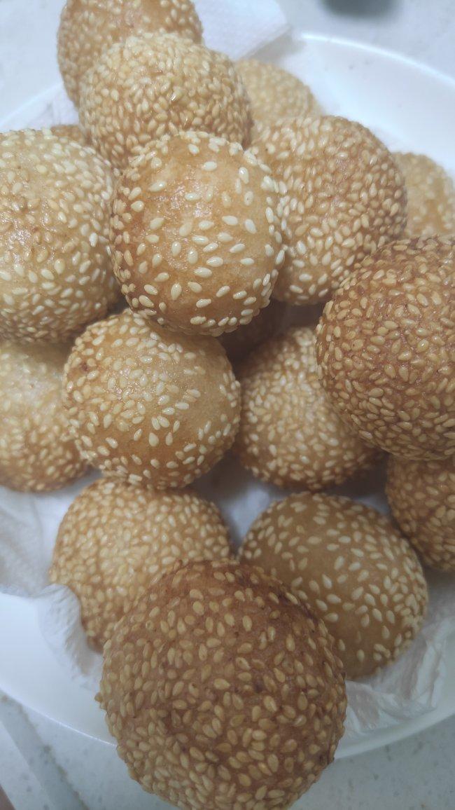 煎堆、麻团的制作方法，关键是油炸的过程，酥脆、酥软你说了算