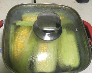 清水煮玉米的做法 步骤1
