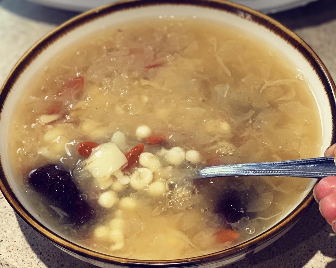 小美的秋冬温暖系列-银耳芡实红枣汤