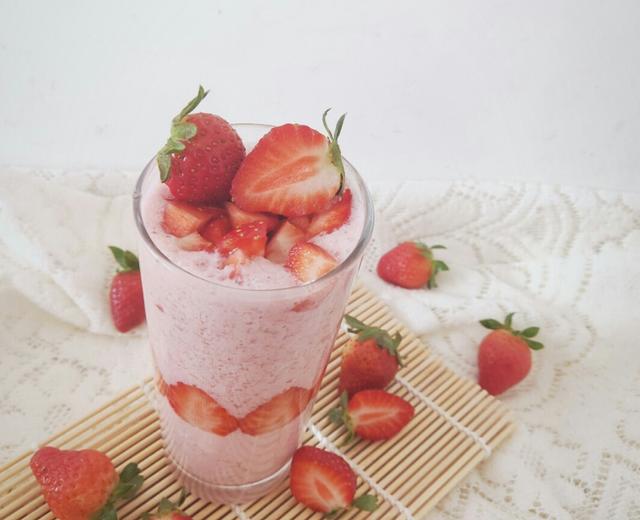 甜甜的草莓奶昔