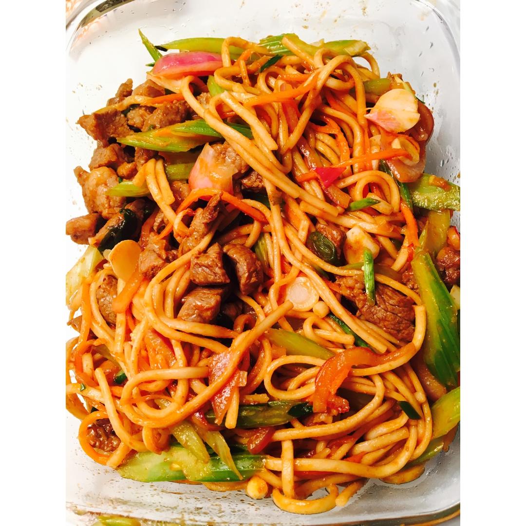 伊森麻麻做的孜然羊肉炒面