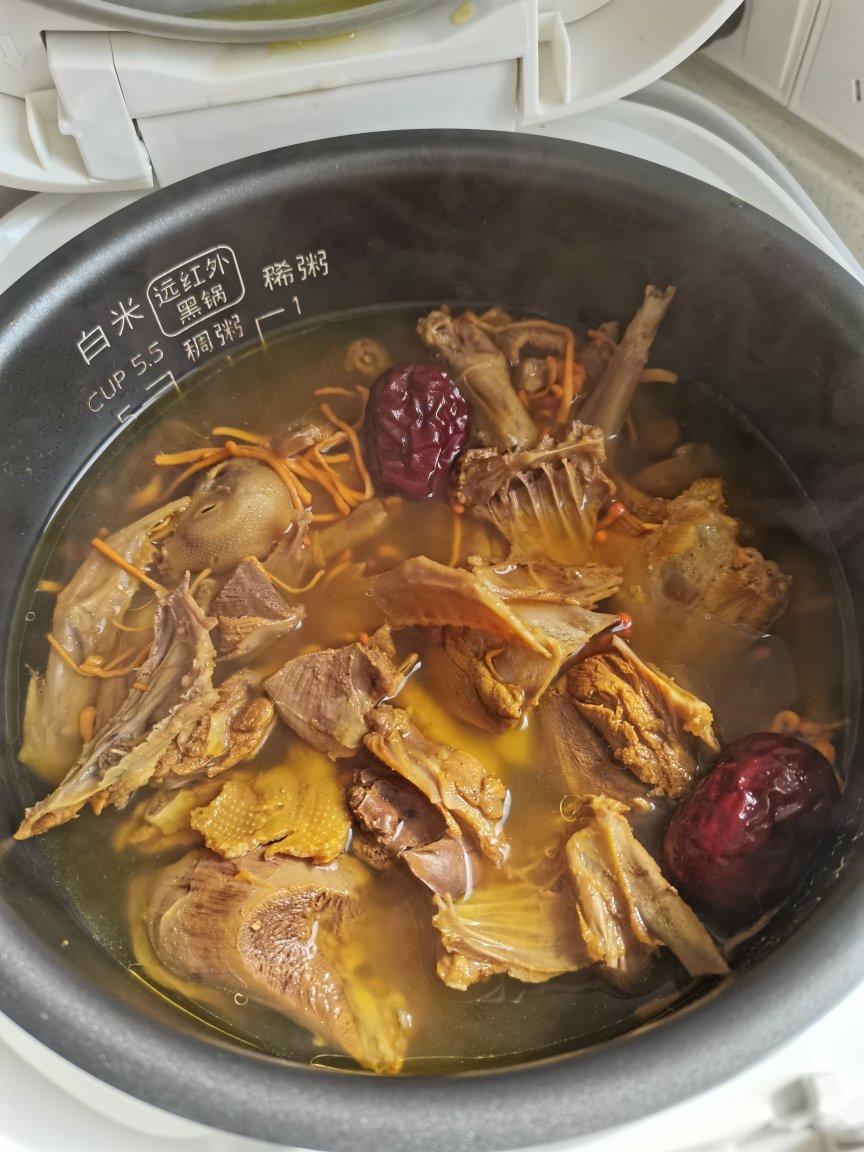 老火靓汤：板栗虫草花炖鸽子汤