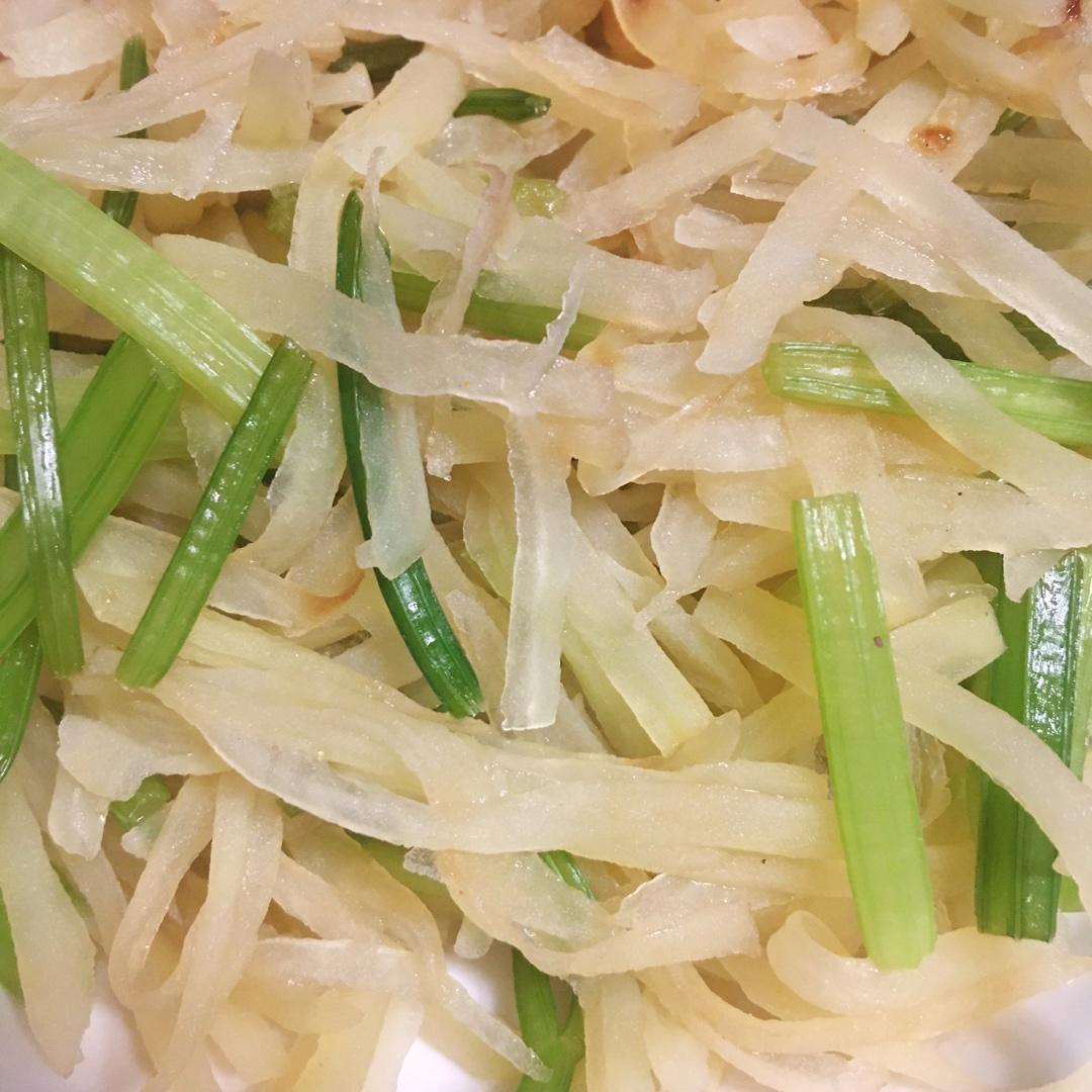 小芹菜炒土豆丝