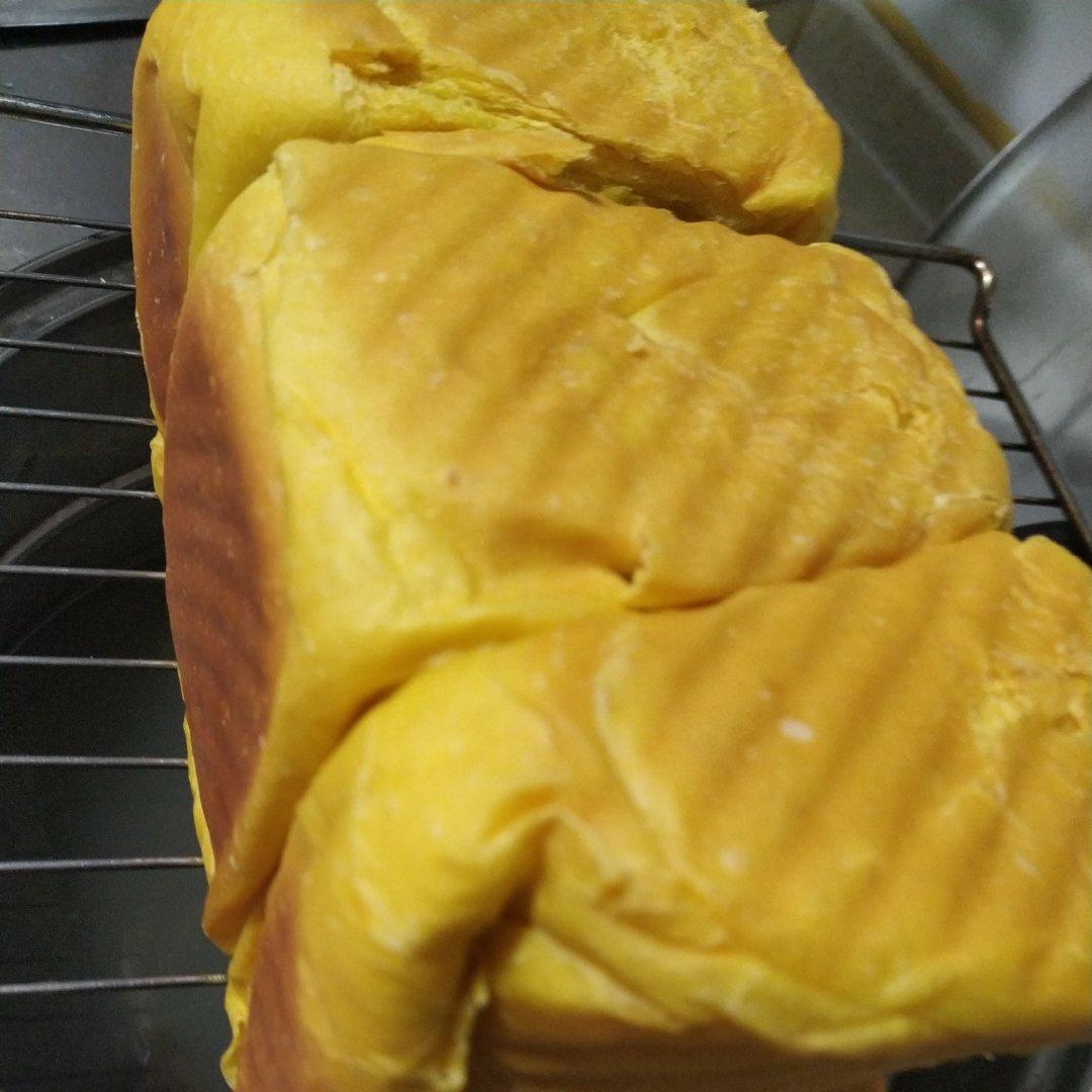 金灿灿的南瓜吐司，松软得没话说！