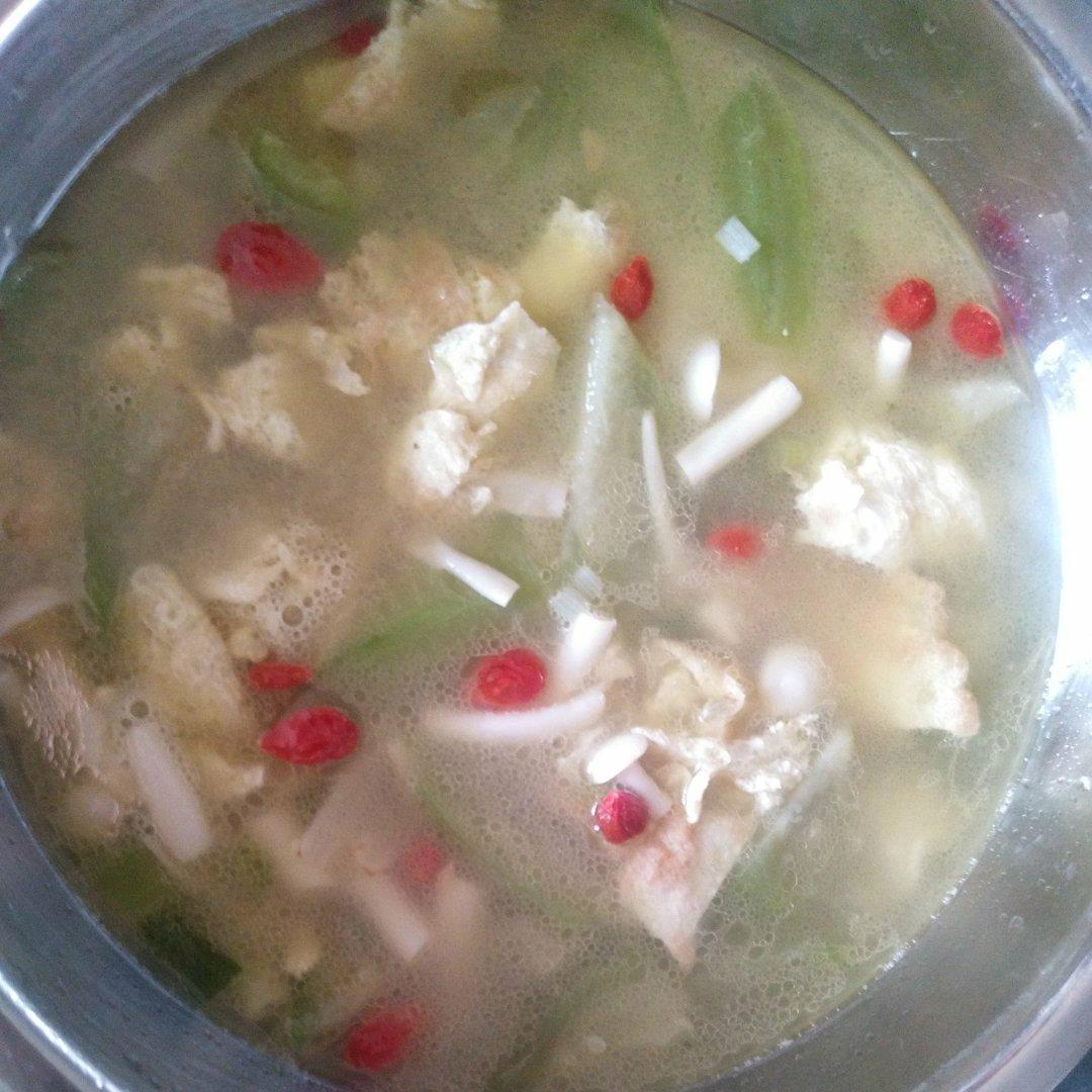 特别适合夏天喝的丝瓜菌菇汤，汤鲜味美，清爽开胃又解腻！