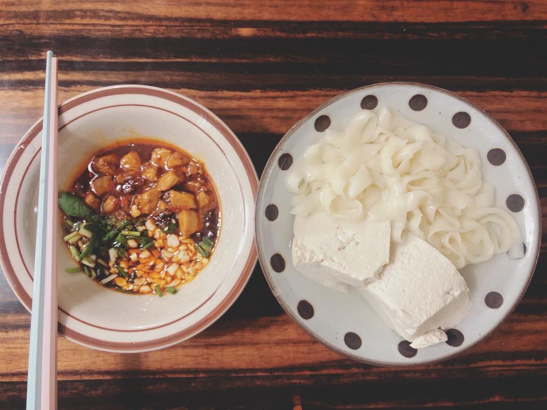 豆花面附肉丁蘸水做法