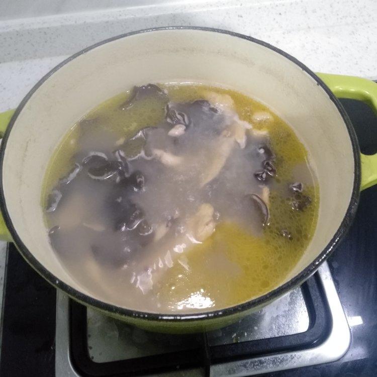 墨鱼干炖鸡汤