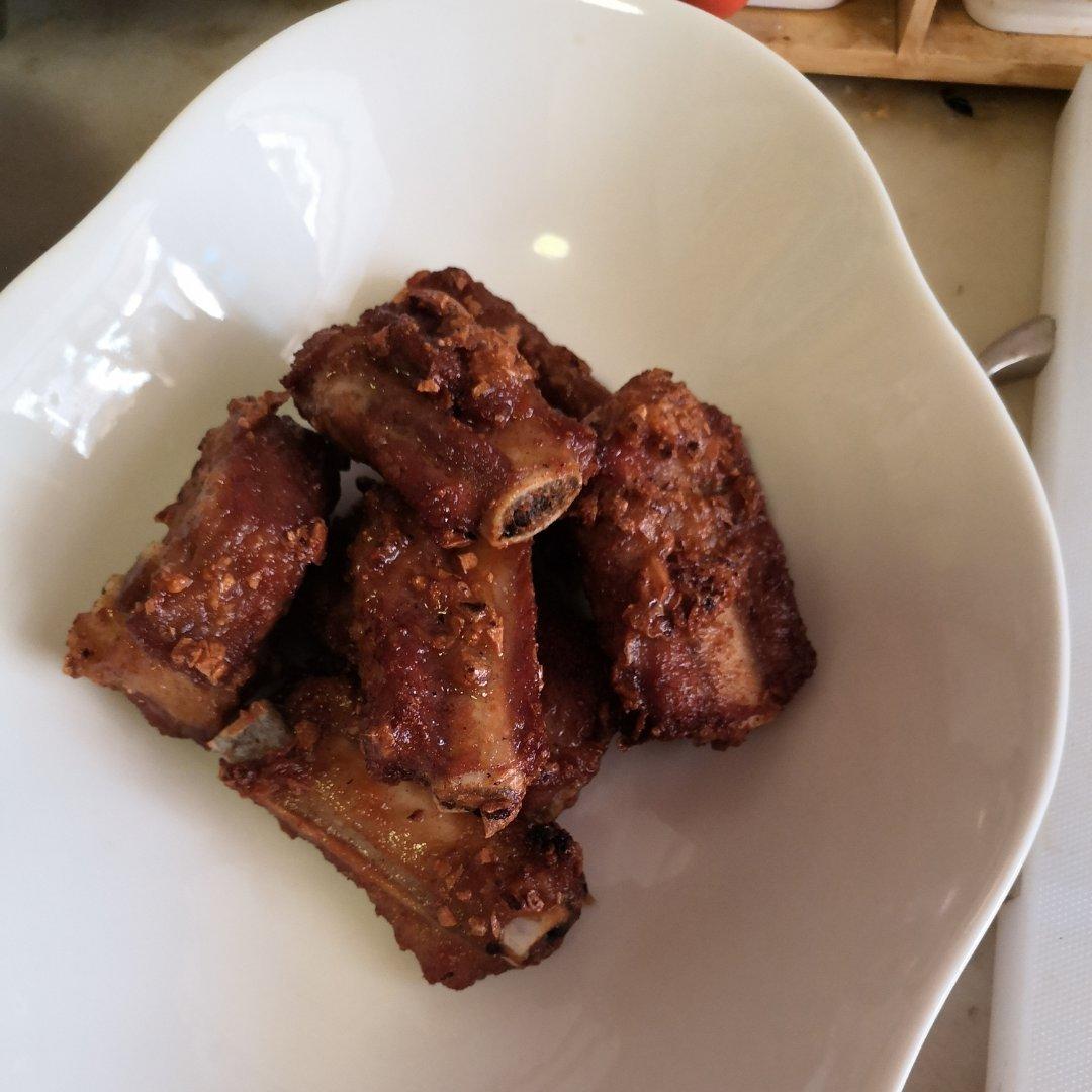 我家排骨从不红烧，加一些大蒜，出锅香喷喷，孩子吃完舔手指