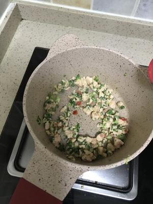 三文鱼蔬菜烩饭，11+宝宝辅食的做法 步骤2