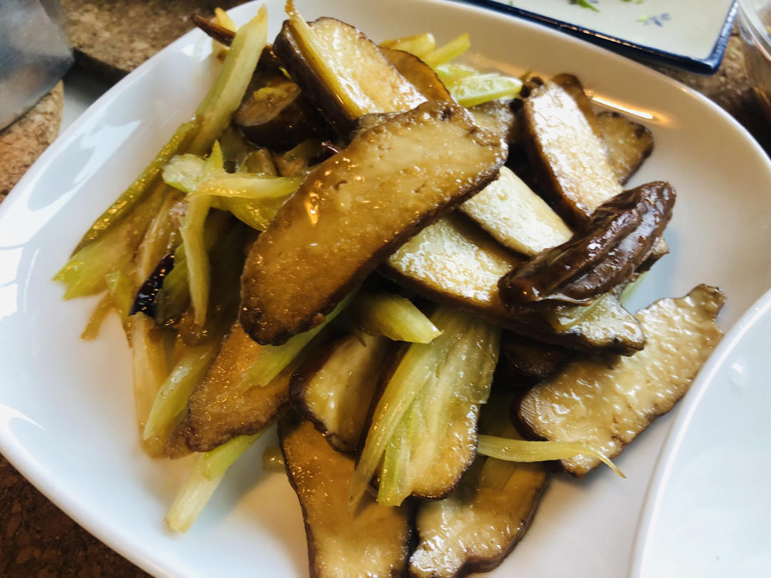 让何老师好吃到哭的同款芹菜炒香干，真的超美味