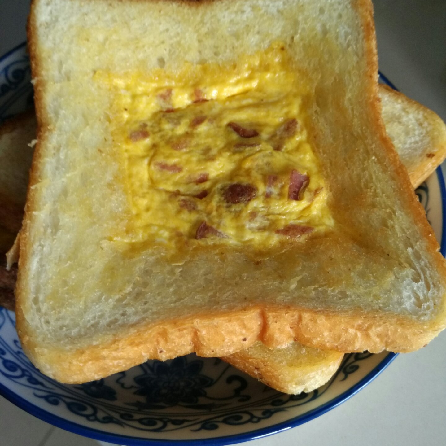 鸡蛋肉丁黄油土司