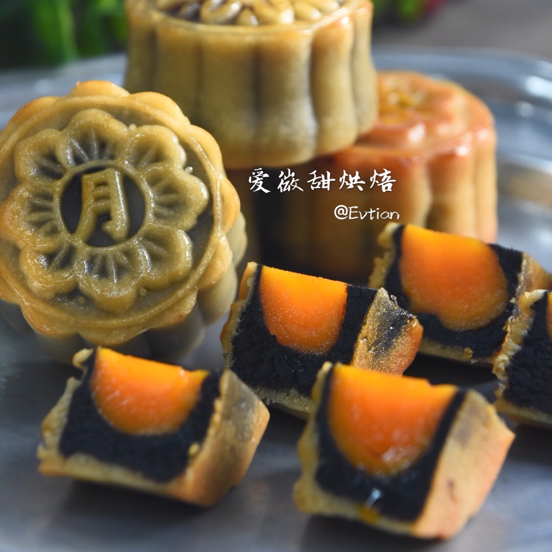 广式月饼—蛋黄芝麻月饼