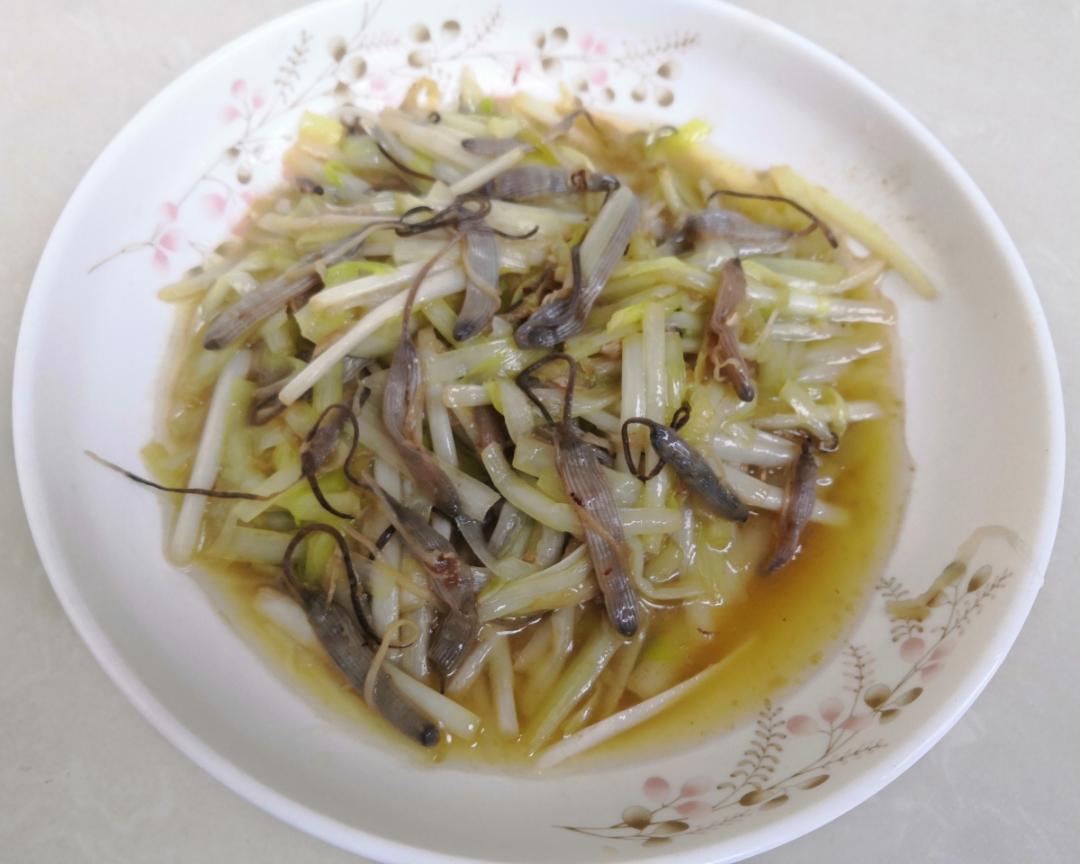 泥丁炒韭黄(泥虫)的做法