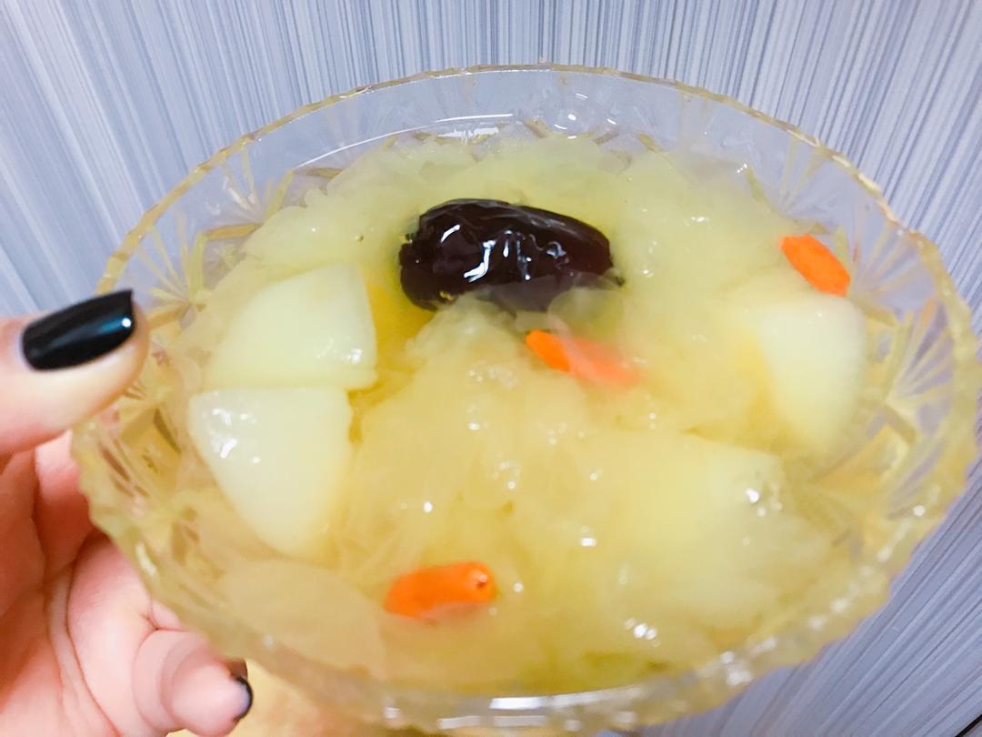 桃胶红枣银耳羹