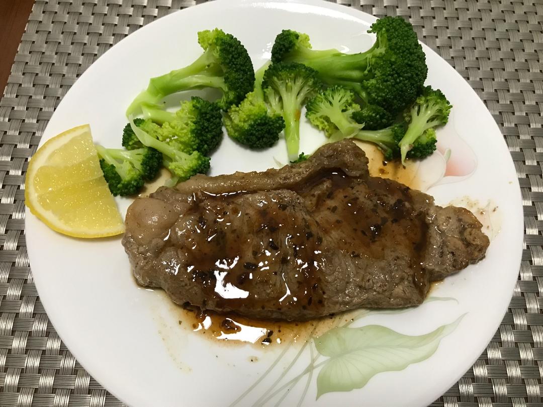 四分钟煎好一块鲜嫩多汁的牛排