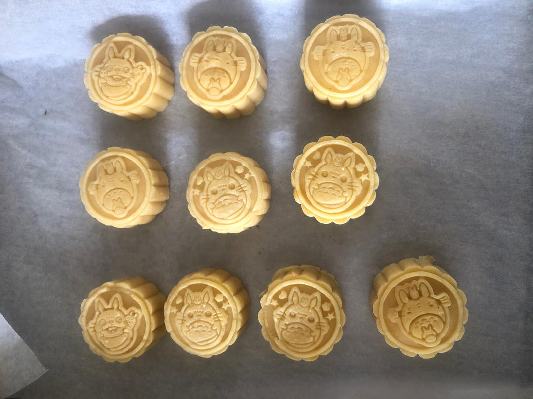 💃奶黄流心月饼——这是可以让你坐稳朋友圈厨霸位置的月饼🥮，没人点赞算我输👎