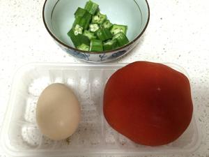 《昨日的美食》之中华口味的番茄秋葵蛋花汤的做法 步骤2